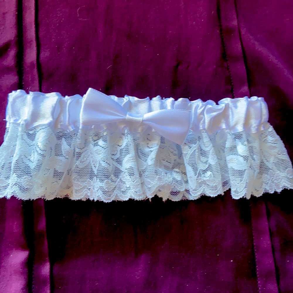 Brand new bridal gardener. White with lace and a bowl Stretchy one size fits all